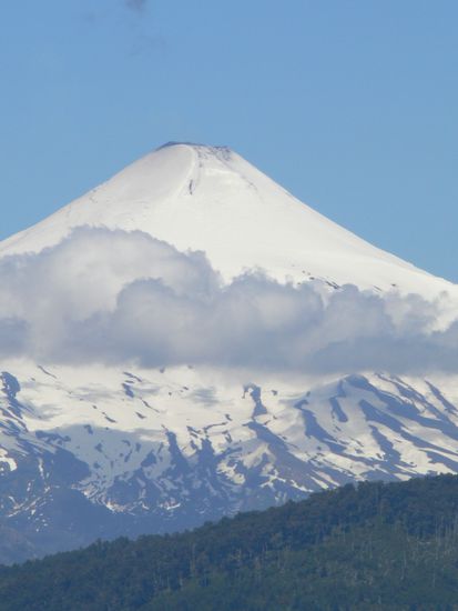 Der aktive Vulkan Villarica mit Wolkenkranz