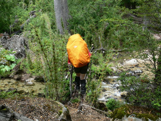Wenn Rucksack und Brücke wackeln, dann zittern auch die Knie!