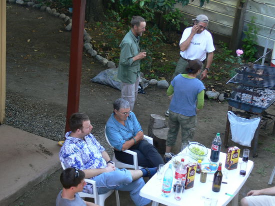Shirley (neben Reinhard) und Ken (im grünen Hemd) beim Asado