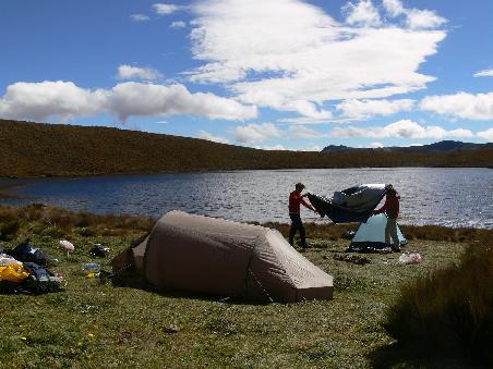 Unser erstes Camp auf 4200m - sehr romantisch am eisigen Bergsee gelegen