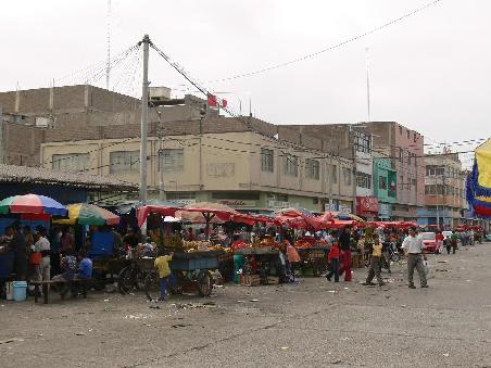 Der erste Eindruck von Peru: Markt in Chiclayo. Die groesste Attraktion waren wir allerdings. Gringodurchsatz ist hier eher gering!
