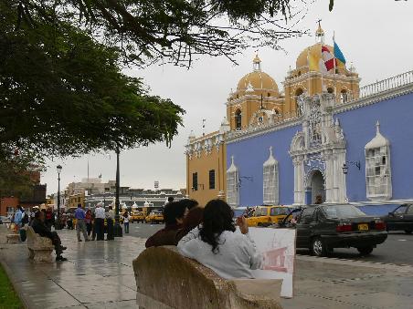 Die Innenstaedte sind hingegen meistens schoen, gepflegt und sehenswert: Trujillo Plaza de Armas mit Kathedrale