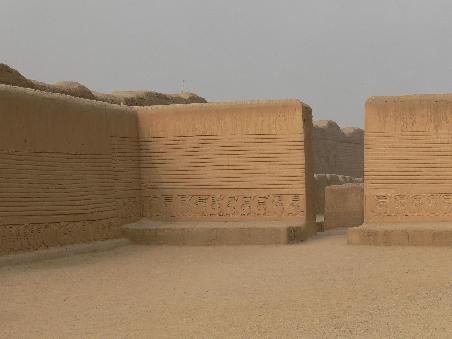 Wiederhergestellte Mauer des inneren Tempels der Chimo Stadt Chan Chan - 1500 Jahre alt