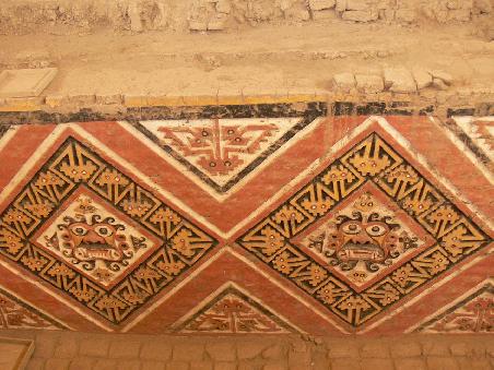 Erhaltenes Relief eines mehrstoeckigen Tempels der Vor-Chimo-Zeit - ca 2000 Jahre alt. Der Tempel diente der Bestattung der Koenige.