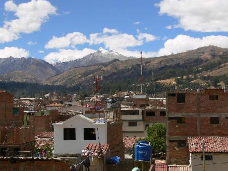 Huaraz ist wirklich schoen gelegen und eingerahmt von 6000ern. Cordilla Blanca. Das Ziel des naechsten Trips.