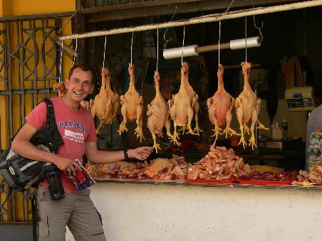 Huaraz in den Bergen auf 3000m. Der Nachschub an Superpollos wird auf allen Maerkten sichergestellt! Wahrscheinlich isst hier jeder 300 Pollos im Jahr. Ich hab vielleicht schon 20 verdrueckt: Keine Liste gemacht!