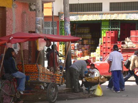 Typische Strassenszene in Huaraz: Kraemer bieten ihre Ware feil!