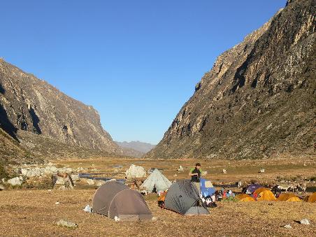Erster Camping Platz: Wir lernen die yellow tents das erstemal kennen!
First camping site: We met the first times our friends of the yellow tents!