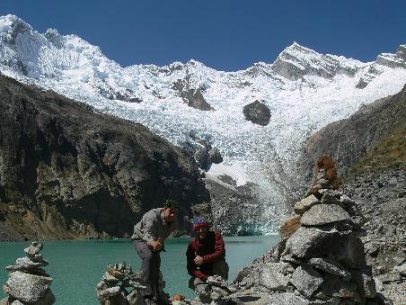 Am 2. Tag machten wir einen Abstecher zum Gletschersee (4600) unterhalb des Alpamayo (5900) - das Panaroma ist beeindruckend.
The second day we made a trip to the glacier lake (4600) at the foot of the Alpamayo (5900). The panorama is gorgeous and impressive!