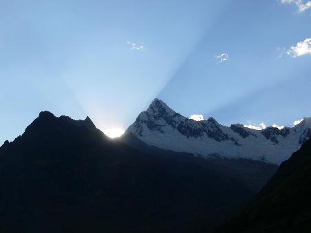 Fantastische Lichtspiele sind beim Sonnenuntergng auf den verschneiten Bergspitzen zu beobachten.
We were observing fantastic light structures during the sunset behind the snowcapped peaks.