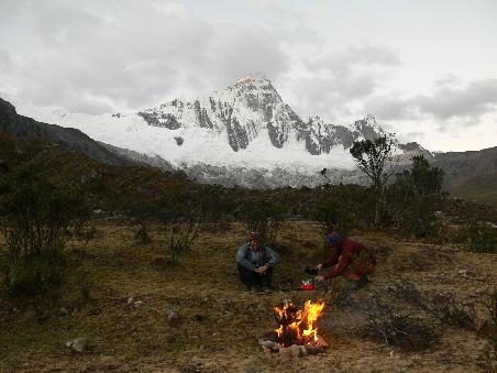 An 3 Naechten haben wir auch ein Feuer in Gang gesetzt. Teilweise haben die Kuehe einen wertvoillen Beitrag zur Brennstoffversorgung geleistet
On 3 nights we lightened a fire. Partly the cows did a valuable contribution to the supply of fuel