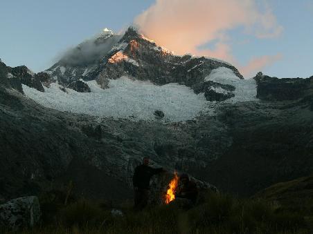 Sonnenuntergang am Huascaran - es wird schnell kalt auf 4600m. Eiskratzen am naechsten Tag auf dem Zelt
Sunset at Huascaran. It´s getting cold in minutes. Next morning was scratching ice on the tents actual.