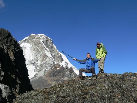 Pass auf 4800m am Chopicalqui 6400 / Huascaran 6790 im Hintergrund - der hoechste hier. Was fuer eine Aussicht!
Pass on 4800m at Chopicalqui 6400 / Huascaran 6790 in the background - the highest here. Huge viewpoint!