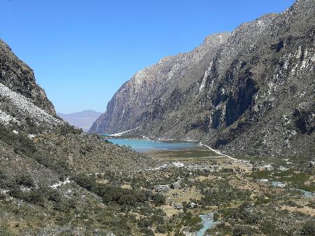 Das Ziel: Laguna Llanganuco - wirklich schoen. Nur die Strasse mit nervenden Taxifahrern stoert: Willkommen in der Zivilisation!
Our destination: Laguna Llanganuco - really beautiful beside the road: Bothering taxi driver. Welcome back in civilization!