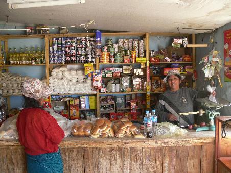 Das Foto im Dorfkonsum von Pinchollo hab ich schiessen koennen, weil ich beim Ausladen der Ware geholfen habe
I got that picture after unloading new goods for the local grocery store