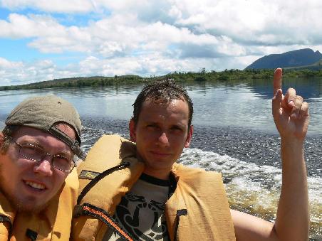 Action goes on! Weiter gehts in ner Nussschale durch den Amazonas Flussaufwaerts. Hier ist der Rio noch friedlich...