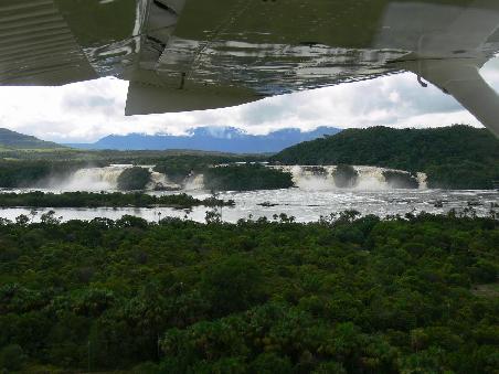 Das beruehmte Reiseprospekt-Bild der Lagune in Canaima vom Flugzeug aus