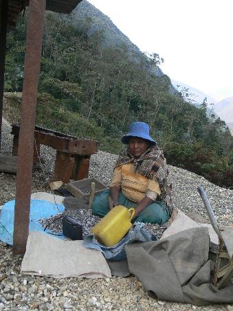Ich bin an einer Erzmine vorbeigekommen: Arme Steigerin!
I passed a ore mine: That's how they work and sort
