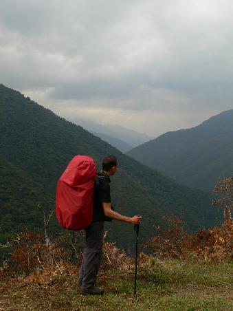 Der Weg folgt dem Tal: Dort geht's noch runter...
The trail is following the valley: It's still going down there...