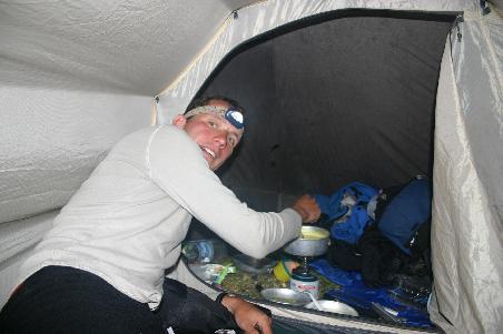 Der Koch im Zelt
The cook in tent
