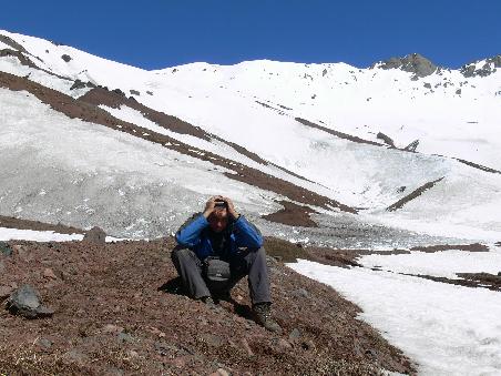 Auf den Pass wollte ich hoch bis zum Christo Monument, wo der Blick nach Chile einzigartig sein soll... Doch bei dem Schnee und Eis musste ich ohne Ausruestung umkehren...
I tried to climb this pass where the view to Chile should be unique...
But because of these amounts of snow and ice I was forced to skip without equipment...