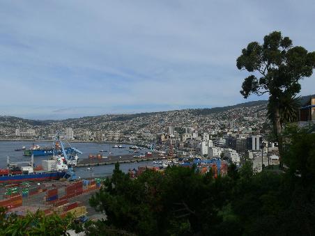 Die Kuestenstadt Valparaiso hat noch das Flair einer alten Hafenstadt zur Jahrhundertwende erhalten koennen.
The coast town Valparaiso has kept the flair of an old harbor town at the turn of the century