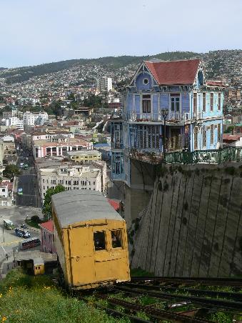 Wie einst dienen zahllose Seilbahnen an den Haengen dem Transport in die hoeheren aber aermeren Viertel von Valparaiso
Like once old cablecars serve the transport up to the higher but poorer districts of Valparaiso