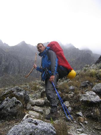 Hier wird noch gelacht... Der Trek auf die hoechsten Gipfel Venezuelas hat begonnen. Wir sind aus dem Regenwald in die vegetationsarme Zone ueber 3000m aufgestiegen am 2. Tag.