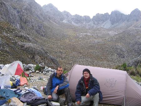 Unser Basislager am Pico Humboldt auf 4200m. Kein Spaziergang doerthin zu kommen, aber die Herausforderungen nehmen noch zu - wissen wir alles bloss noch nicht