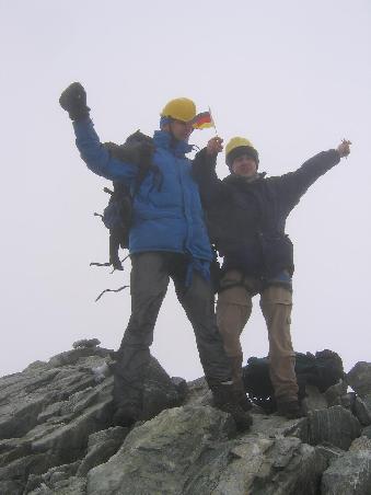 Gipfelbezwinger: Pico Humbold als 2. hoechster von Venezuela mit knapp 5000m. Kein Zuckerschlecken... Fichtelberg ist einfacher...
Eis und Sturm haben uns nicht klein gekriegen koennen, doch die wahre Freude kommt erst zum Abstieg bei Dauerschnee und -regen...
