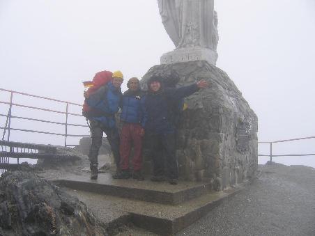 Ziel Pico Espejo auf knapp 4800m am 5.Tag. Nachdem wir die Nacht im Zelt irgendwie ueberlebt hatten, haben wir uns die letzten Hoehenmeter per Seilkletterei bezwungen. Abstieg einfach: Hoechste Seilbahn der Welt. Gott (bzw den irdischen Konstrukteuren) sei Dank!