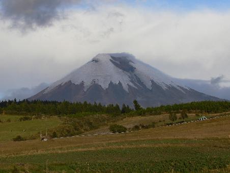 Das ist er, der Traum aller Bergbezwinger in Ecuador - der Cotopaxi in der Daemmmerung