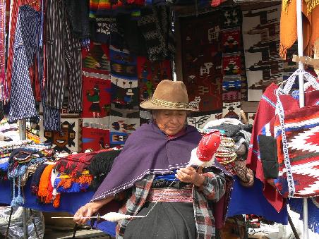 Indio Frau auf dem Markt in Salasaca