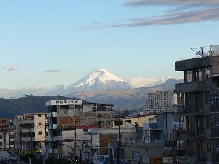 Quito am Abend mit Blick zum Cotopaxi