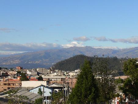 Quito mit Blick zum Chimborazo mit 6300m der hoechste Berg in Ecuador