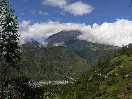 Der Tungurauha und zu seinen Fuessen Baños, was seinen Namen dank der heissen Baeder erhalten hat
Am oberen Rand der Wolken laesst sich Ascheausstoss feststellen