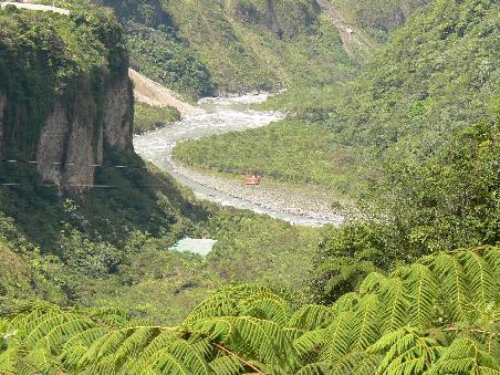 Der Rio Pastaza musste mit dieser waghalsigen Seilbahn ueberquert werden..