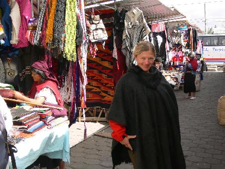 Gaby probiert die passenden Ponchos fuer die naechsten Monate an