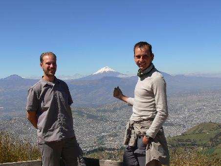 Einen Tag davor: Wir besteigen den Vulkan Pichincha (4700) bei Quito und uns gruesst aus der Ferne das Ziel aller Anstrengungen. Ob das Wetter so anhaelt?