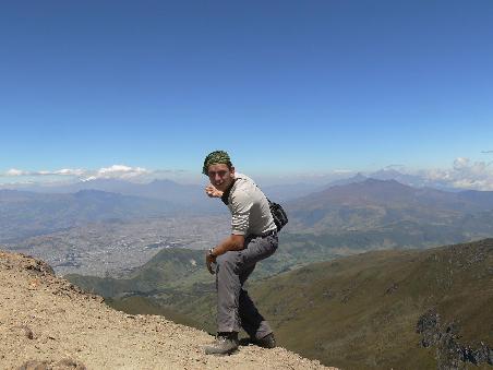 Vom Gipfel des Pinchincha (4700m). Traumhafte Sicht. Unten ist Quito. Links von mir der Cotopaxi und rechts von mir der Carazon im Hintergrund. Na da kann´s ja losgehen!