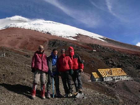 Der Tag davor: Man erreicht das Refugio am Nachmittag und macht sich startklar. Das Refugio liegt auf einer Hoehe von 4800m an der Gletscherzunge.