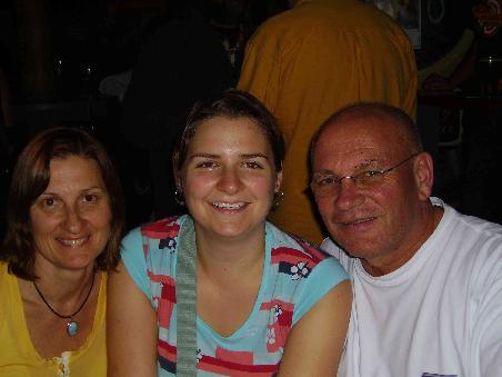 Debra, ich und Ron an einem Tisch in "The Rails"