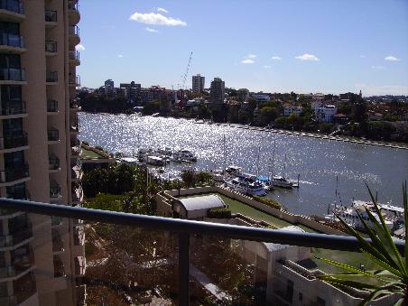 Das ist die Aussicht, wenn man den Kopf auf dem Balkon nach rechts dreht - traumhafter Blick über den Brisbane River