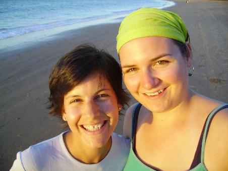 Sybille und ich am Strand von Hervey Bay