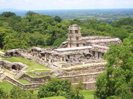 Blick auf den "schiefen Turm" von Palenque
