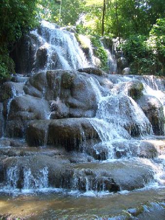 Der kleine Wasserfall mitten im Jungel. Hier klettert man hinauf und geniesst die perfekte Abkuehlung nach der anstrengenden Ruinenbesichtigung