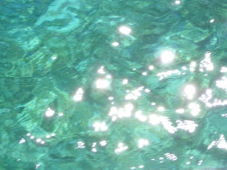 So klar ist hier das Wasser, den Grund in 15-20m Tiefe zu sehen ist kein Problem