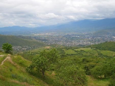 Blick auf Oaxaca und die umliegenden Berge