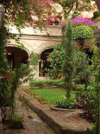 Einer der vielen Innenhoefe des Hotels Camino Real