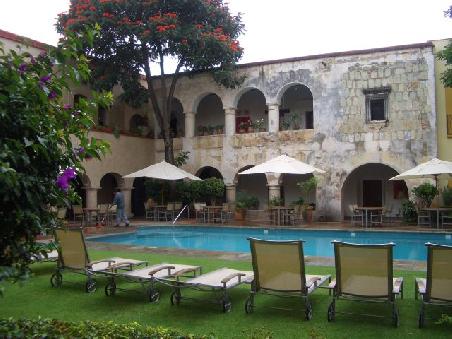 Der Innenhof mit Pool.....traumhaft!